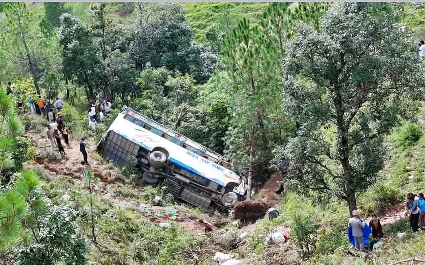 धनगढीबाट बैतडी आउदै गरेको बस दुर्घटना