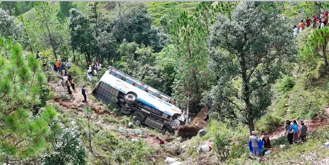 धनगढीबाट बैतडी आउदै गरेको बस दुर्घटना