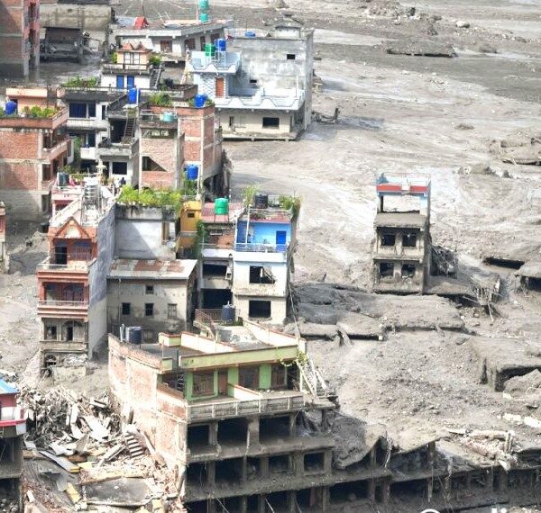 भोटेकोशीको बाढीले बगायो ९ वटा बैंकका शाखा, २६ कर्मचारी छैनन् सम्पर्कमा