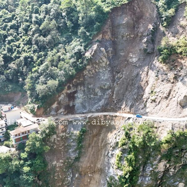 पहिरोको जोखिममा जुलाघाट नाका