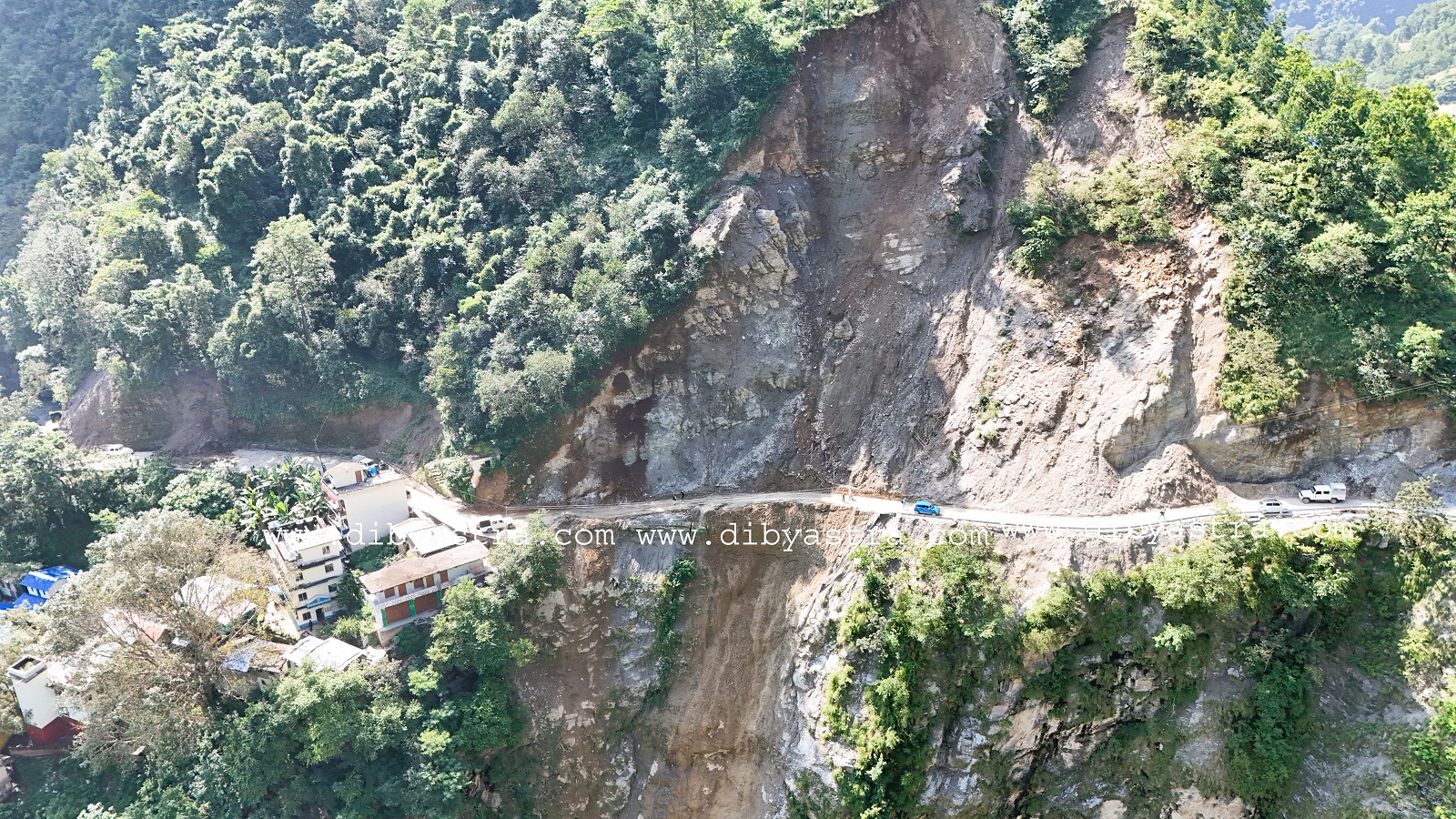 पहिरोको जोखिममा जुलाघाट नाका